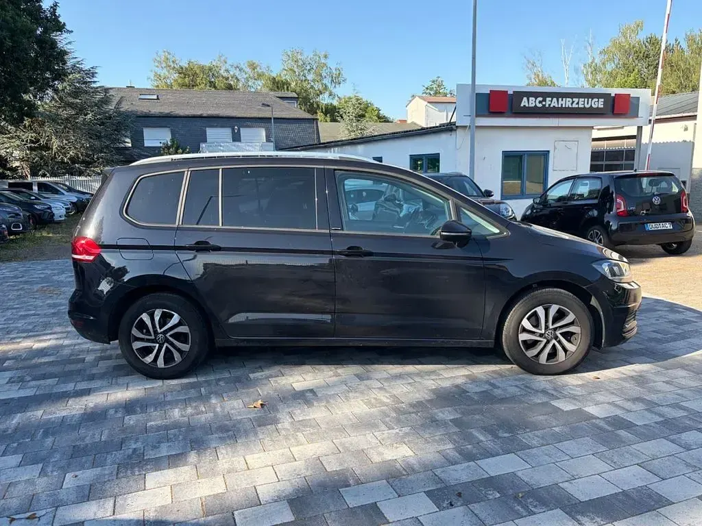 Gebraucht VW Touran Active 150 PS (110 kW) 2022 Schwarz Van / Kleinbus
