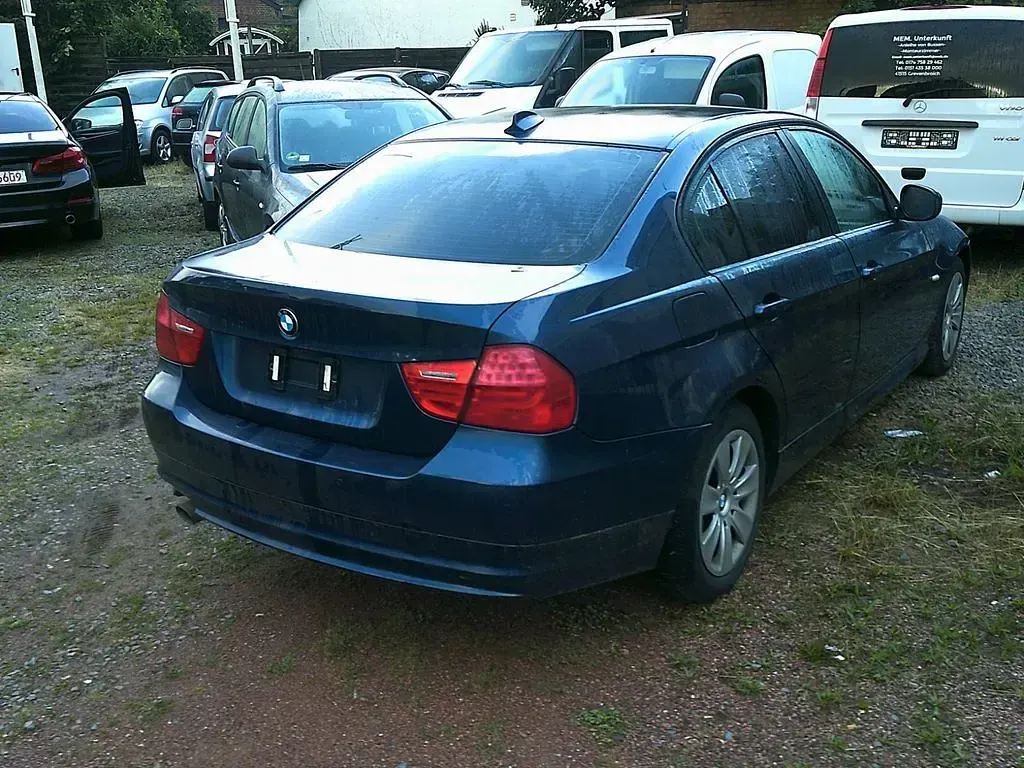 Gebraucht BMW 318 143 PS (105 kW) 2011 Blau Limousine