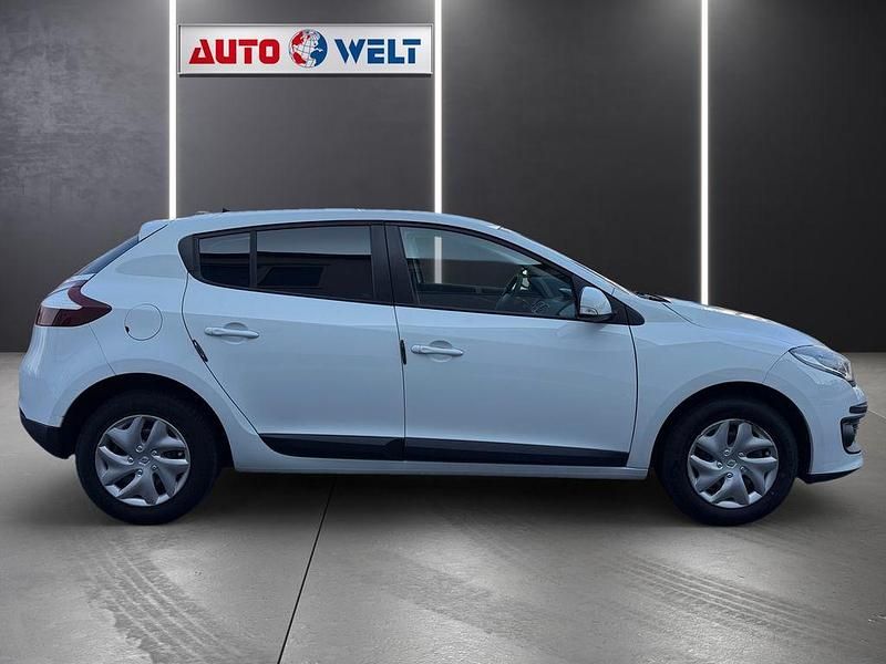 Gebraucht Renault Mégane Authentique 110 PS (80 kW) 2015 Weiß Limousine