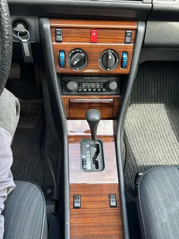 Gebraucht Mercedes E260 160 PS (117 kW) 1986 Weiß Limousine