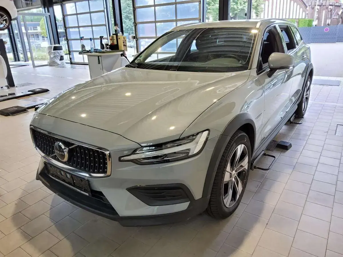 Gebraucht Volvo V60 CC Plus 197 PS (144 kW) 2024 Grau Kombi