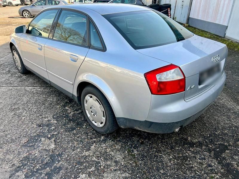 Second-hand Audi A4 102 CP (75 kW) 2002 Argintiu Berlinǎ