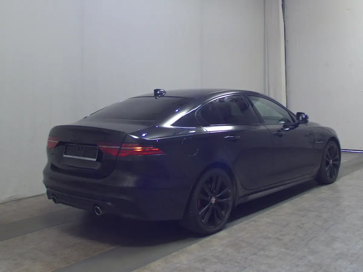 Gebraucht Jaguar XE R-Dynamic 250 PS (183 kW) 2022 Santorini black Limousine