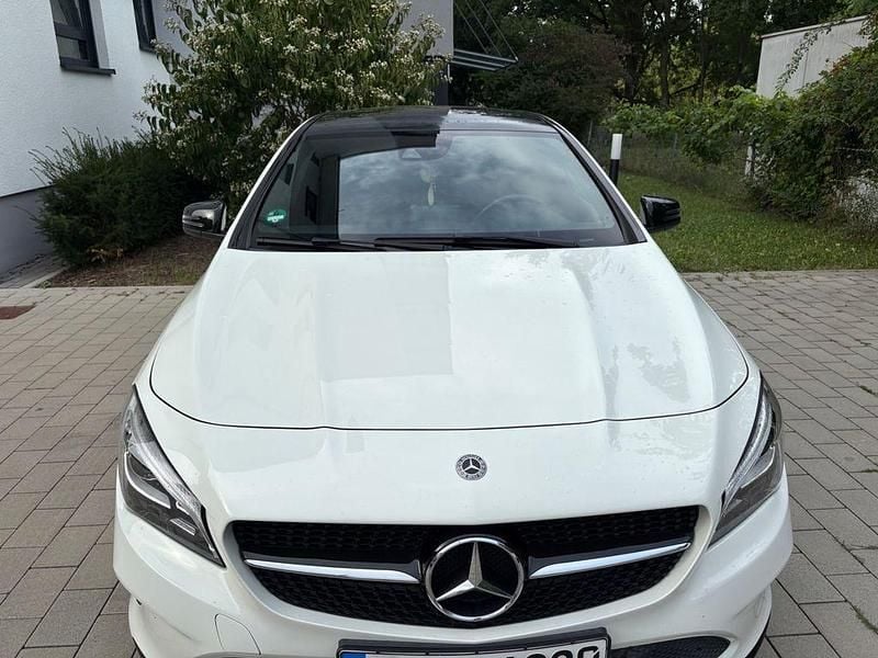 Schwarz Gebraucht 2017 Mercedes CLA200 Shooting Brake Kombi | 18.880 € (Guter Preis) - Bild 1/4