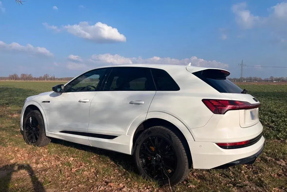 Gebraucht Audi e-tron Black Edition 230 kW (313 PS) 2021 Weiß SUV