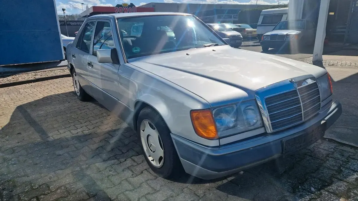 Brugt Mercedes E220 150 HK (110 kW) 1993 Sølv Sedan