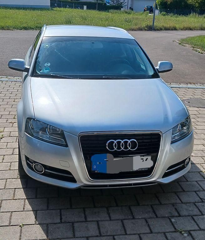 Grau Gebraucht 2012 Audi A3 Sportback Attraction Limousine | 8.500 € (Fairer Preis) - Bild 1/4