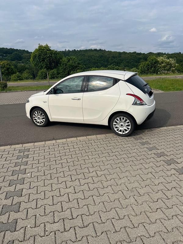Second-hand Lancia Ypsilon 85 CP (62 kW) 2012 Alb Hatchback