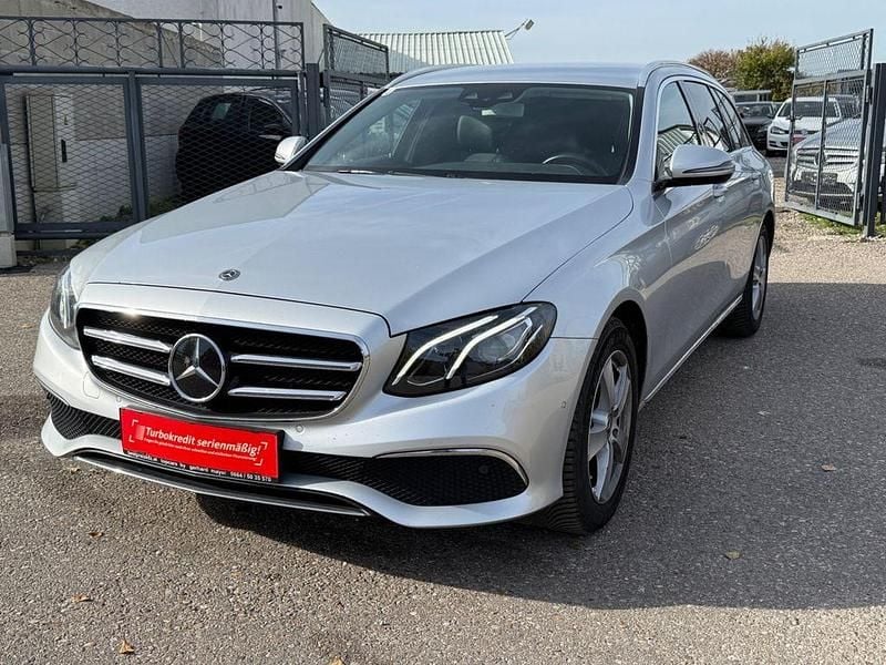 Silber Gebraucht 2018 Mercedes E220 Avantgarde Limousine | 22.499 € (Superpreis) - Bild 1/4