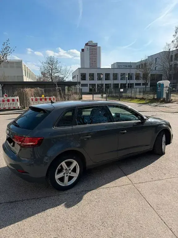 Używany Audi A3 Sport 116 KM (85 kW) 2018 Szary Sedan/Limuzyna