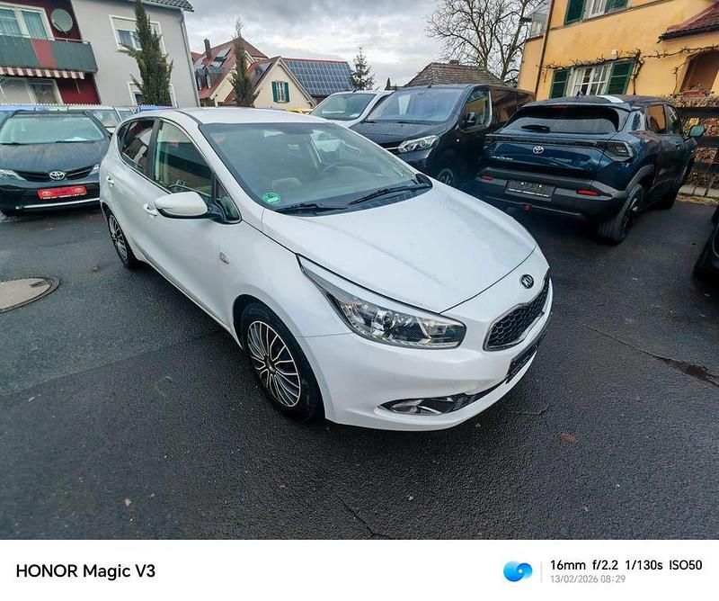 Gebraucht Kia Ceed DREAM-TEAM Edition 128 PS (94 kW) 2015 Weiß Kleinwagen