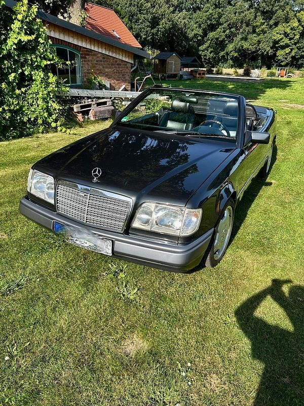 Schwarz Gebraucht 1997 Mercedes E200 Edition Cabrio | 14.450 € (Etwas zu teuer) - Bild 1/4