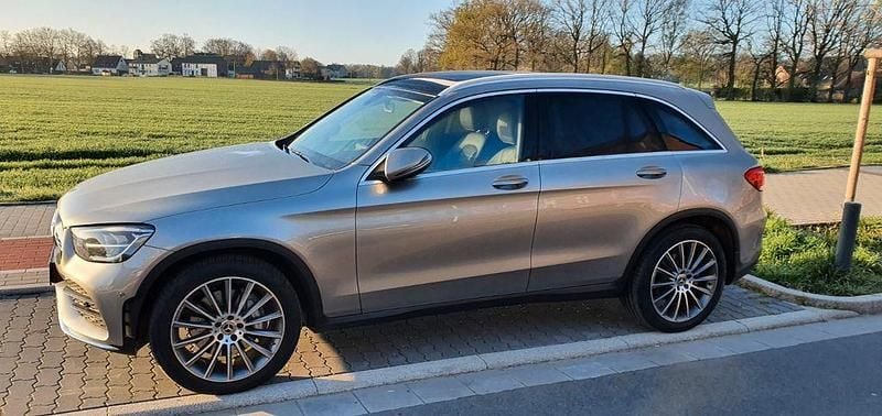 Silber Gebraucht 2019 Mercedes GLC200 AMG line SUV | 32.000 € (Fairer Preis) - Bild 1/4