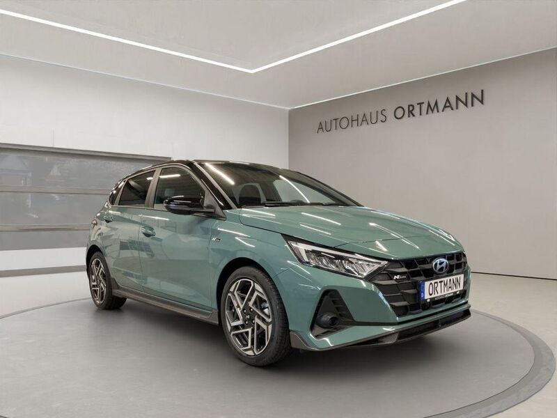 Mangrove green/ phantom black Neu 2025 Hyundai i20 N Line Limousine | 25.890 € (Teuer) - Bild 1/4