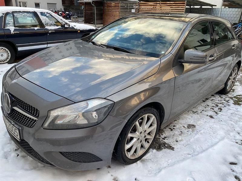 Używany Mercedes A180 122 KM (89 kW) 2012 Szary Sedan/Limuzyna