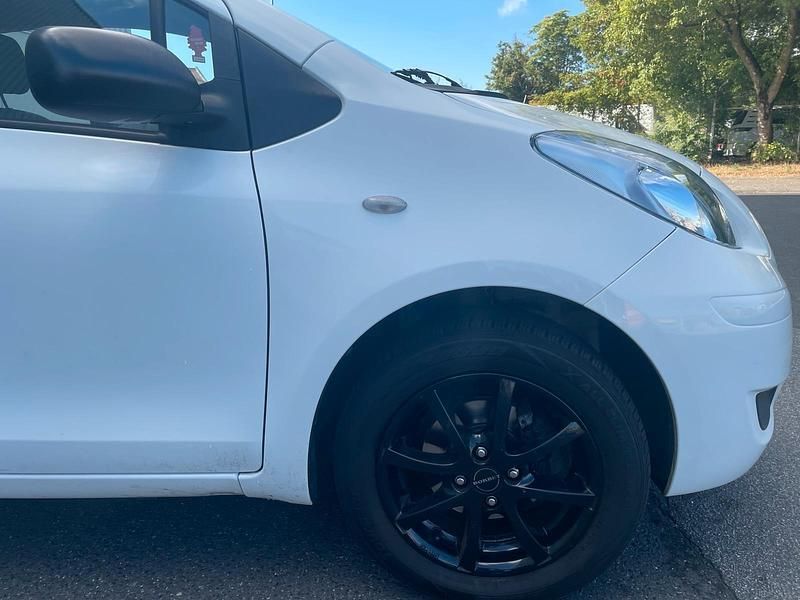 Gebraucht Toyota Yaris 69 PS (50 kW) 2010 Weiß Limousine