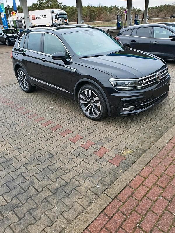 Schwarz Gebraucht 2018 VW Tiguan Highline SUV | 29.490 € (Teuer) - Bild 1/4