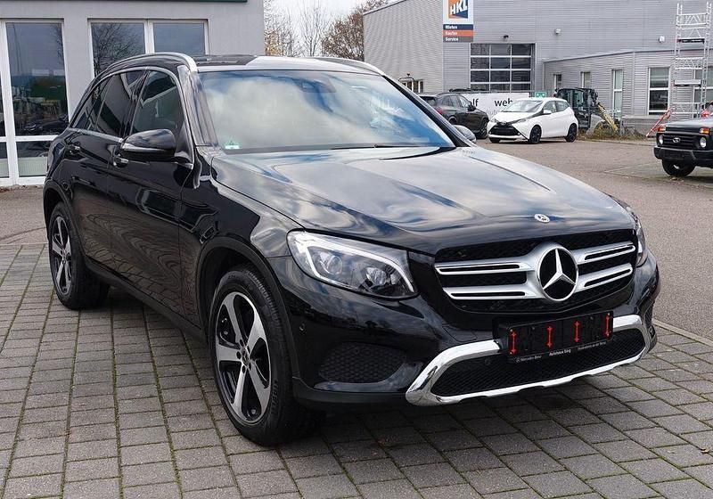 Schwarz/baltic black Gebraucht 2018 Mercedes GLC250 Exclusive SUV | 27.600 € (Superpreis) - Bild 1/4