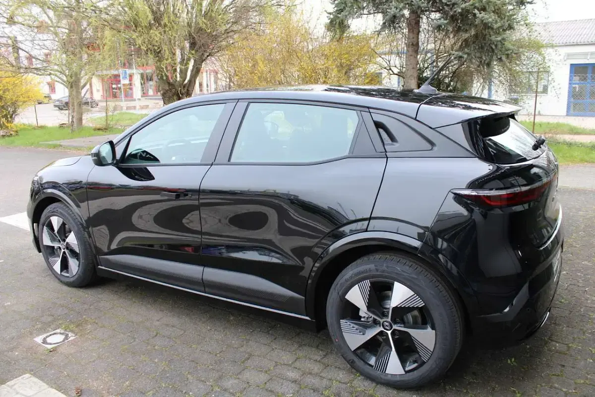 Używany Renault Megane E-Tech Evolution 160 kW (218 KM) 2022 Czarny Sedan/Limuzyna