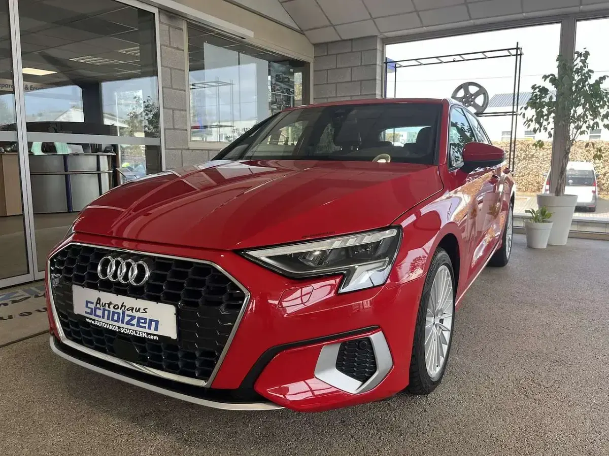 Gebraucht Audi A3 110 PS (80 kW) 2023 Rot Limousine