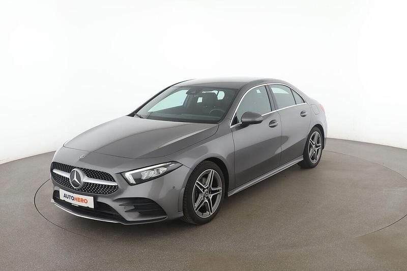 Grau Gebraucht 2020 Mercedes A200 AMG line Limousine | 23.890 € (Fairer Preis) - Bild 1/3