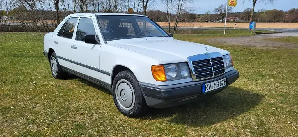 Gebraucht Mercedes 230 136 PS (100 kW) 1987 Weiß Limousine