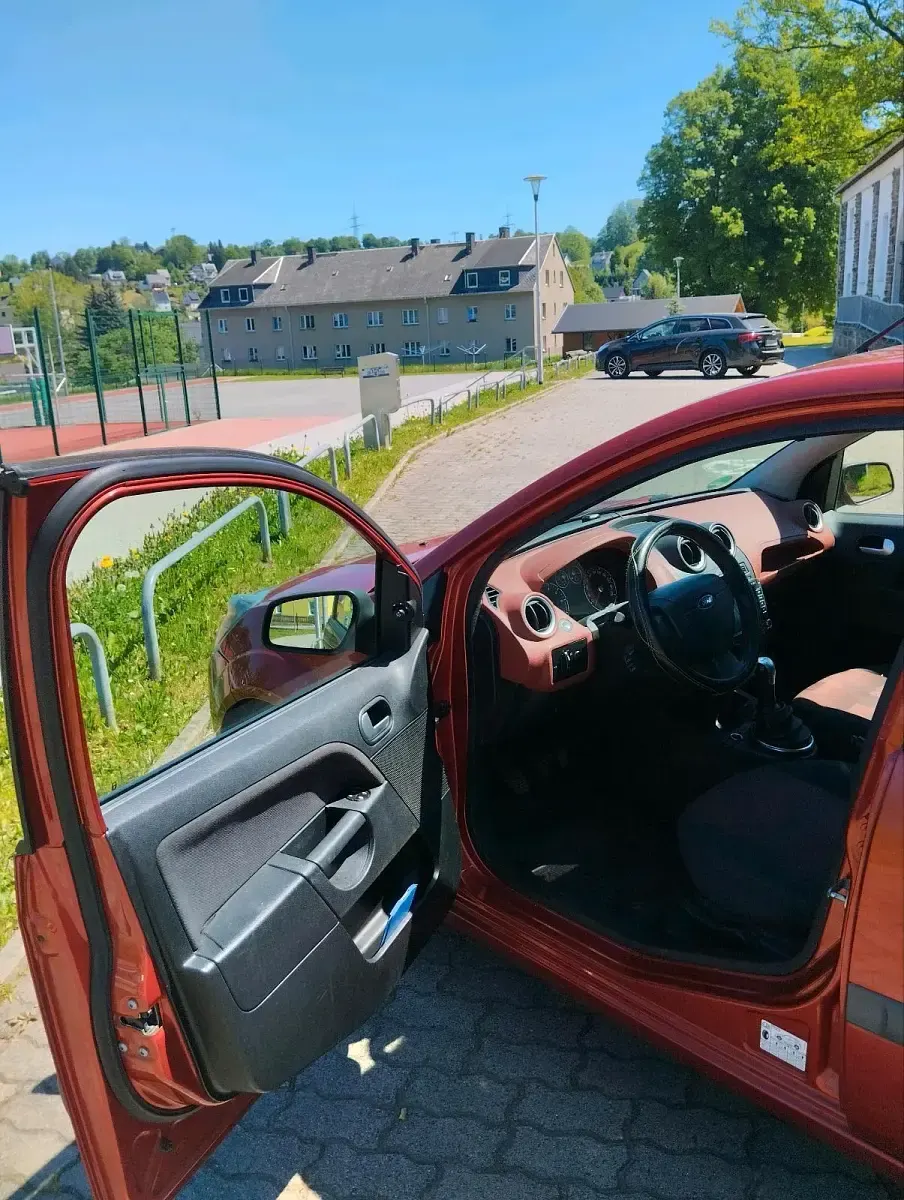 Gebraucht Ford Fiesta 90 PS (66 kW) 2008 Rot Kleinwagen