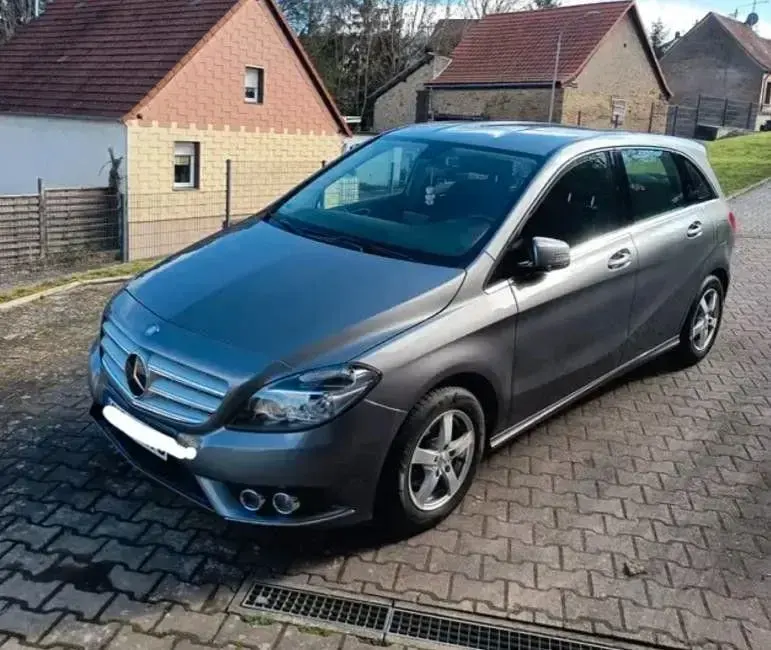 Gebraucht Mercedes B180 122 PS (89 kW) 2013 Grau Van / Kleinbus