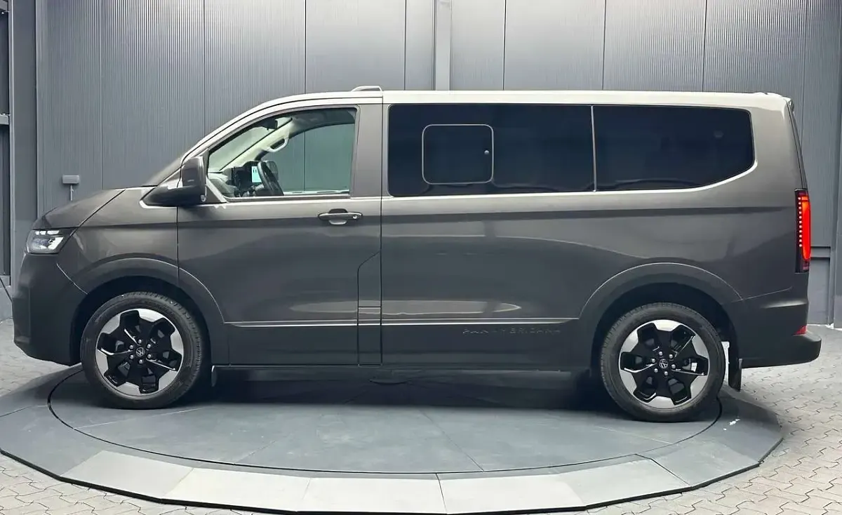 Neu VW Caravelle PanAmericana 160 kW (218 PS) 2025 Graphite dust metallic Van
