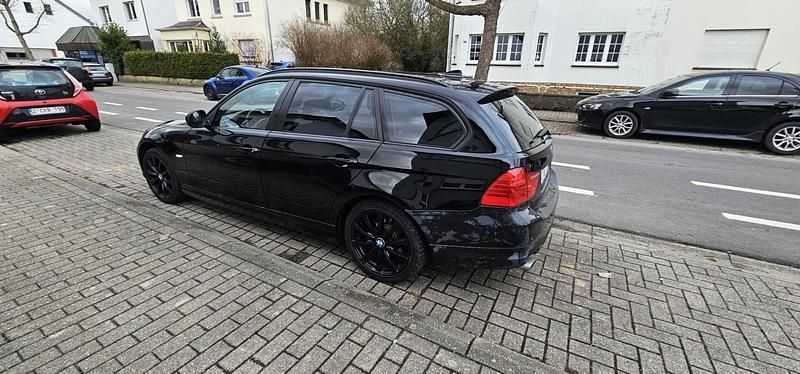 Gebraucht BMW 320 184 PS (135 kW) 2012 Schwarz Kombi