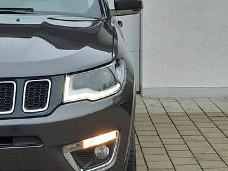 Grau Gebraucht 2018 Jeep Compass Limited SUV | 21.999 € (Teuer) - Bild 1/4