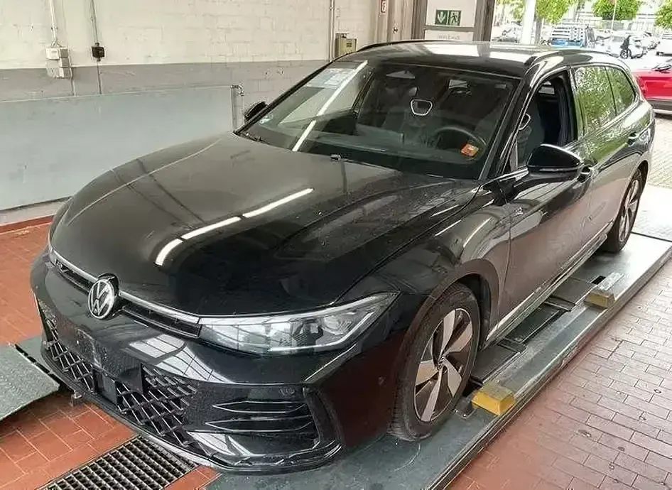 Gebraucht VW Passat R-line 193 PS (141 kW) 2025 Kombi