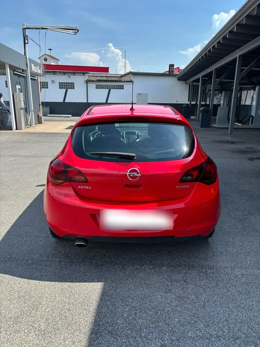 Gebraucht Opel Astra 140 PS (102 kW) 2011 Rot Limousine