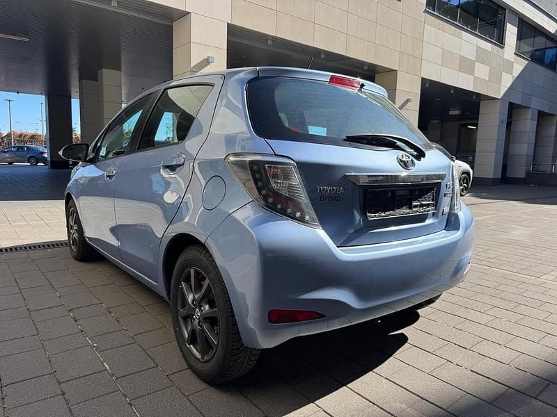 Gebraucht Toyota Yaris Hybrid 75 PS (55 kW) 2013 Blau Kleinwagen
