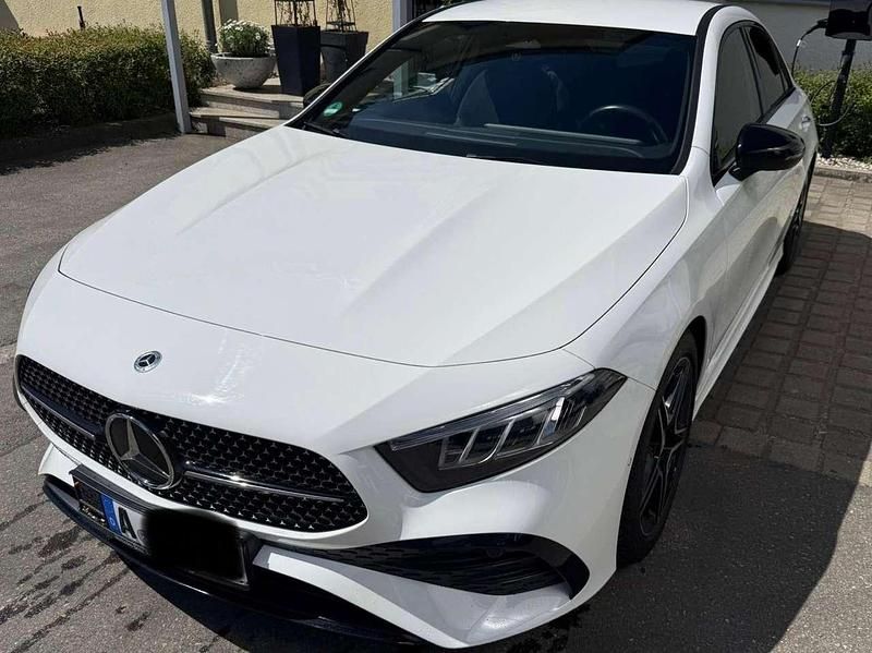 Weiß Gebraucht 2023 Mercedes A200 Advanced Plus Limousine | 29.200 € (Fairer Preis) - Bild 1/4