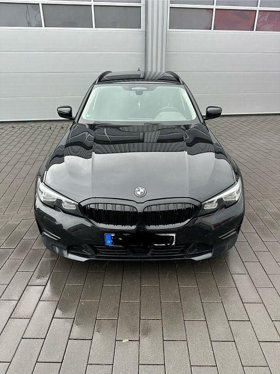 Schwarz Gebraucht 2020 BMW 320 Advantage Kombi | 22.900 € (Etwas zu teuer) - Bild 1/4