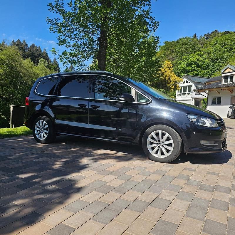 Second-hand VW Sharan 177 CP (130 kW) 2013 Negru Monovolum