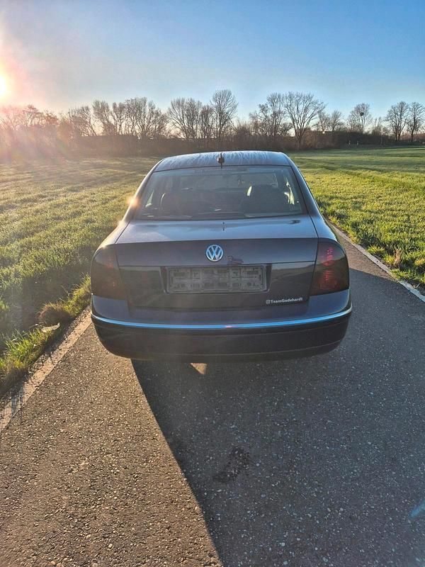 Gebraucht VW Passat 115 PS (84 kW) 2002 Blau Limousine