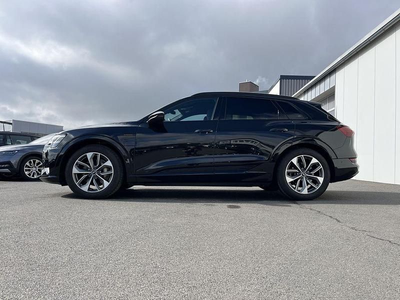 Gebraucht Audi e-tron Advanced Plus 230 kW (313 PS) 2022 Mythosschwarz SUV