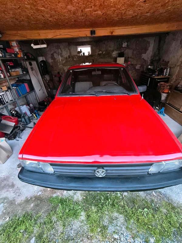 Second-hand VW Passat 72 CP (52 kW) 1987 Roșu Hatchback