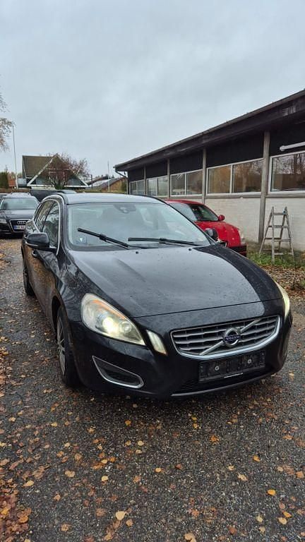 Gebraucht Volvo V60 Momentum 163 PS (119 kW) 2013 Schwarz Kombi