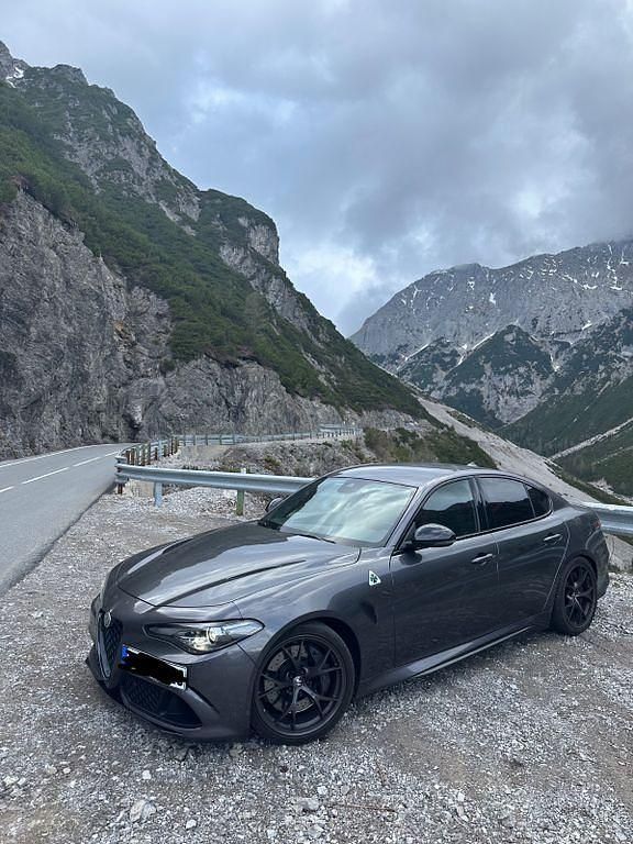Grau Gebraucht 2021 Alfa Romeo Giulia Quadrifoglio Limousine | 53.900 € (Fairer Preis) - Bild 1/4