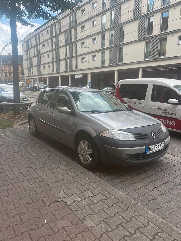 Grau Gebraucht 2005 Renault Mégane II Limousine | 1.599 € (Fairer Preis) - Bild 1/4