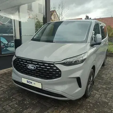 Usado Ford Tourneo Custom Titanium 137 HP (100 kW) 2025 Andere Van