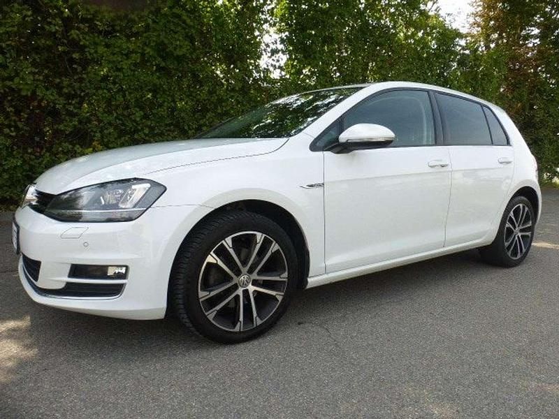 Pure white Gebraucht 2015 VW Golf VII LOUNGE Kleinwagen | 13.850 € (Fairer Preis) - Bild 1/4