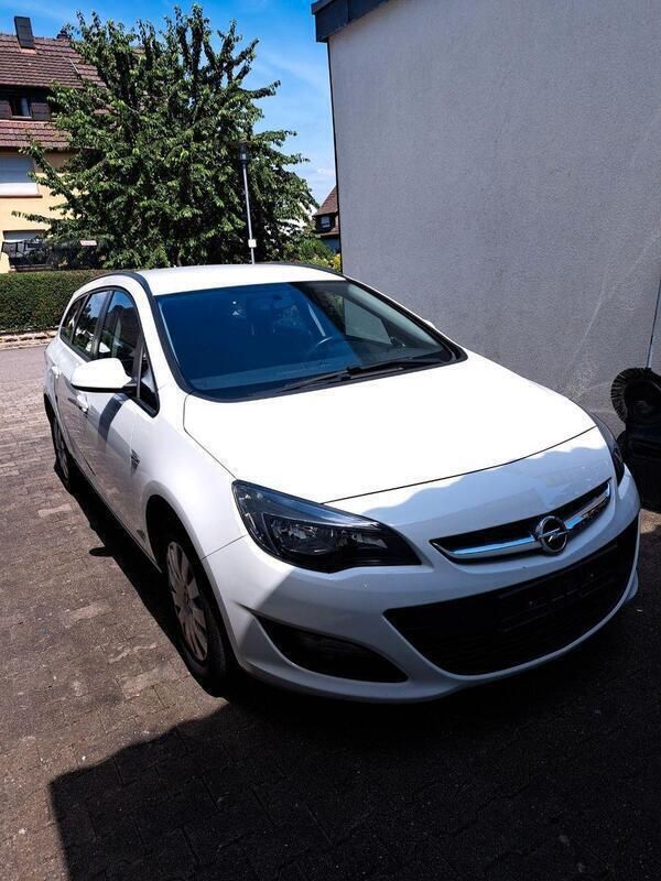 Weiß Gebraucht 2015 Opel Astra Kombi | 6.250 € (Fairer Preis) - Bild 1/4