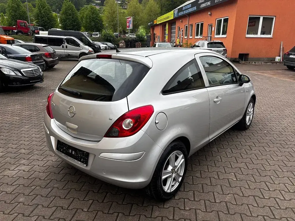 Używany Opel Corsa Edition 80 KM (58 kW) 2008 Srebrny Hatchback