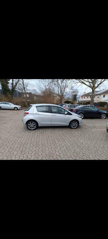 Gebraucht Toyota Yaris Multidrive S 99 PS (72 kW) 2013 Silber Kleinwagen
