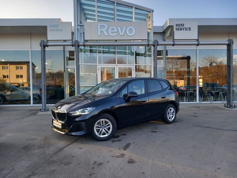 Black sapphire metallic Gebraucht 2023 BMW 218 Active Tourer Sport Line Van / Kleinbus | 29.680 € (Guter Preis) - Bild 1/4