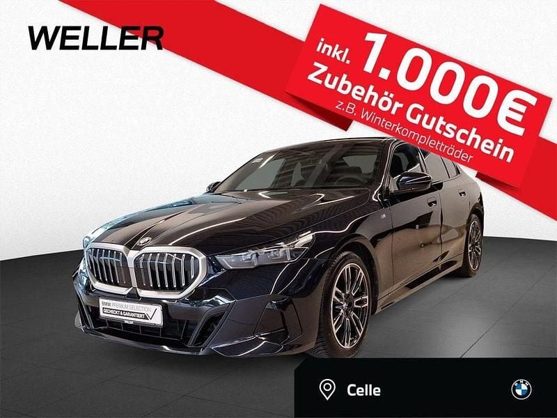 Carbonschwarz (schwarz) Gebraucht 2025 BMW 540 Comfort Edition Limousine | 63.950 € (Superpreis) - Bild 1/4